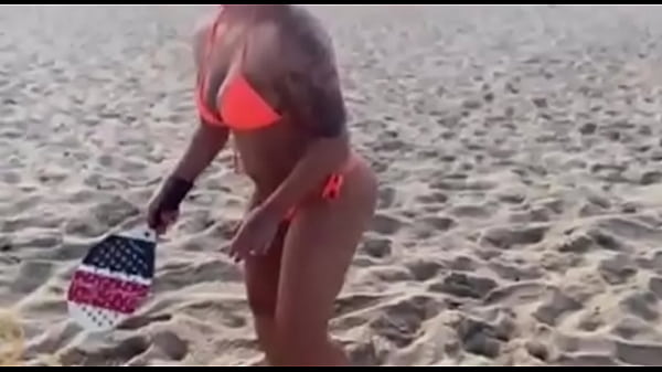 Cassiana Costa found a fan on the beach and did crazy things with him