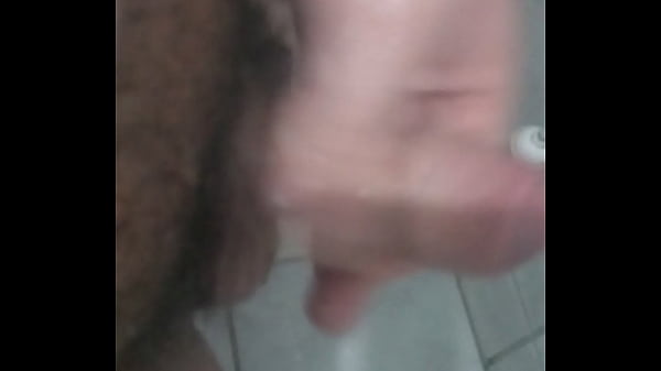 Gabriel batendo uma punheta no banho