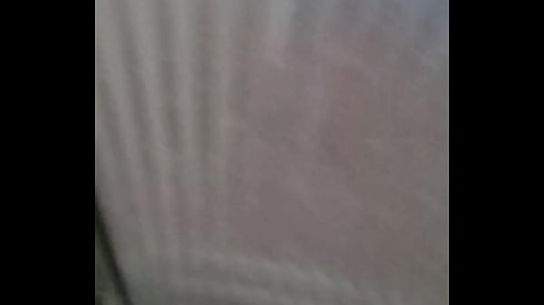 mi amigo me mira orinarme encima y luego mastur...