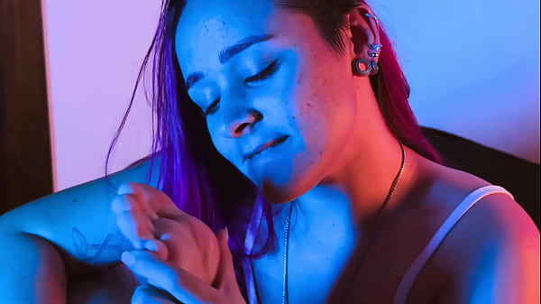 Beijando os p&eacute;s e fudendo gostoso a bucetiha co...