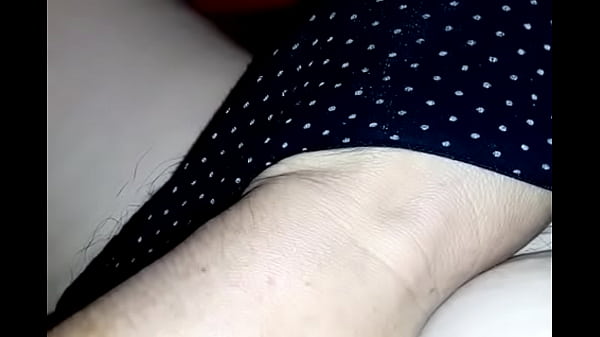 Download Video - Se masturba  por debajo del calzon