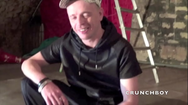 un mec de cit&eacute; avec un queue enorme baise in gay dans une cave