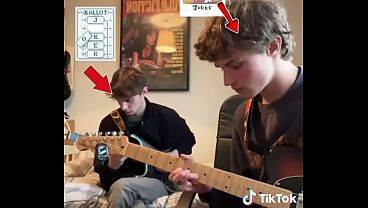 Hombre baltro se toca increíblemente la guitarra junto a su amigo balatres