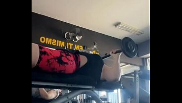 SEÑORA NALGONA DEL GYM QUIERE SEMEN