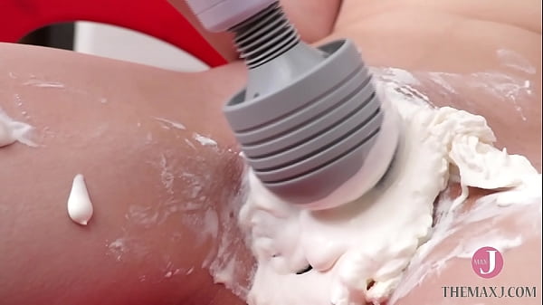 マイクロビキニ姿のメイドちゃんが自ら身体中クリ...