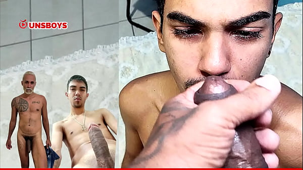 Amigos do alberque em uma broderagem gostosa de...