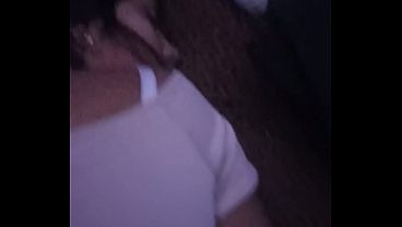 友達がクラブで酔っ払って、それから私が彼女を家に連れて帰って寝かせた