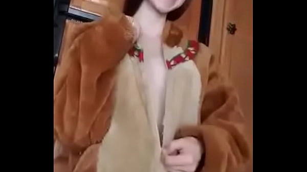 Fille En Costume De Renne Nous Montre Son Beau Corps