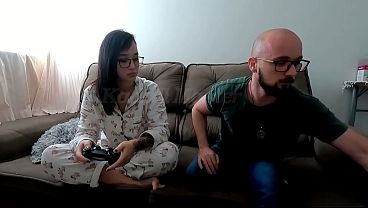 Passei a fase do jogo pra ela e em troca fodi ela no pelo at&eacute; encher a buceta de leite