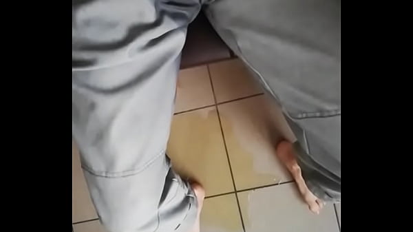 Download Video - GASTE85&comma; Peeing in kitchen