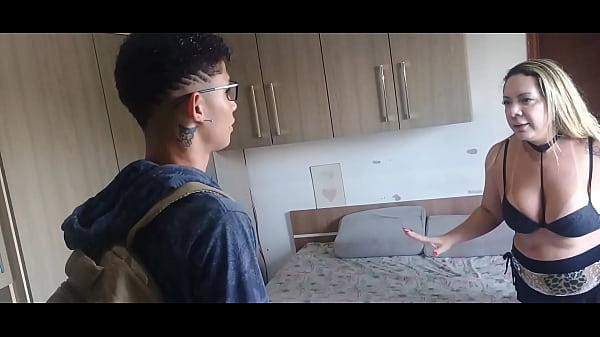 Download Video - Espiei minha madrasta tomando banho e ela me castigou com sua enorme bunda