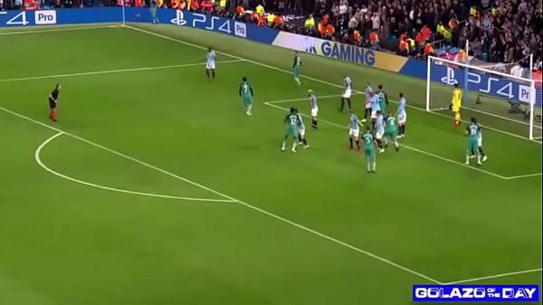 Llorente puts the ball inside the city with the stick and eliminates blues