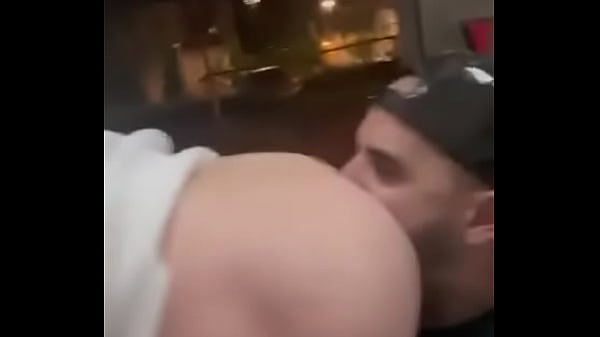 Comida de culo en el wc p&uacute;blico en plena calle y la puerta se abre para los curiosos charlyfilmxxx xiscofre