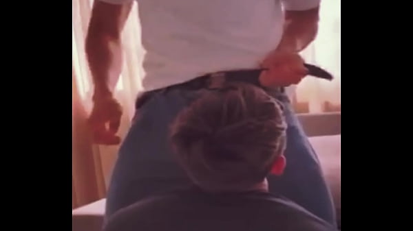 Download Video - UNA TARDE DE PELICULAS CON MI VECINO TERMINA EN PELICULA PORNO GAY ME FOLLA SALVAJEMENTE DEPSUES DE VER NETFLIX
