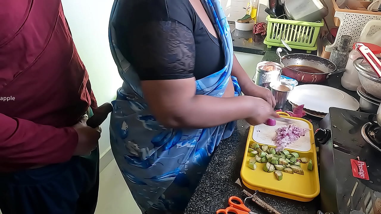 Exhibiendo y masturbándose frente a la criada tamil Kanika
                    cum masturbation dick jerking maid flashing muchos negros
