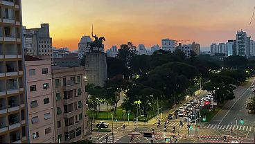 TWINK FODENDO COM DOIS MACHOS PELA PRIMEIRA VEZ.
