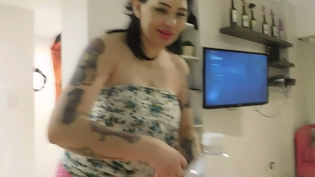 pase a saludar pero me provoca y no pude dejar de cojerle el culo