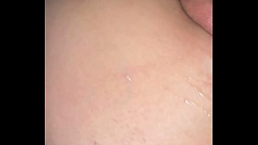 私の義理の妹は、オーガズムに達するまで何度も潮吹きをします。女性の射精。