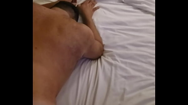 Download Video - Chic&atilde;o sendo empurrado pelo pelud&atilde;o de BH
