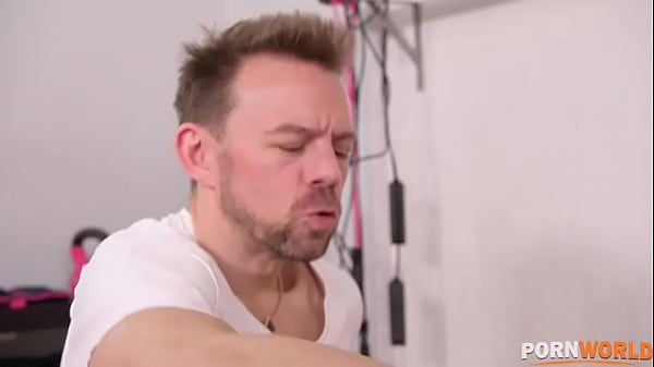 Footjob Workout in the Gym