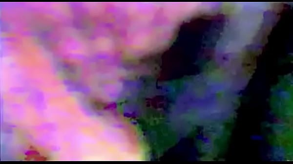 Felizgult fekete nő dildóval játszik