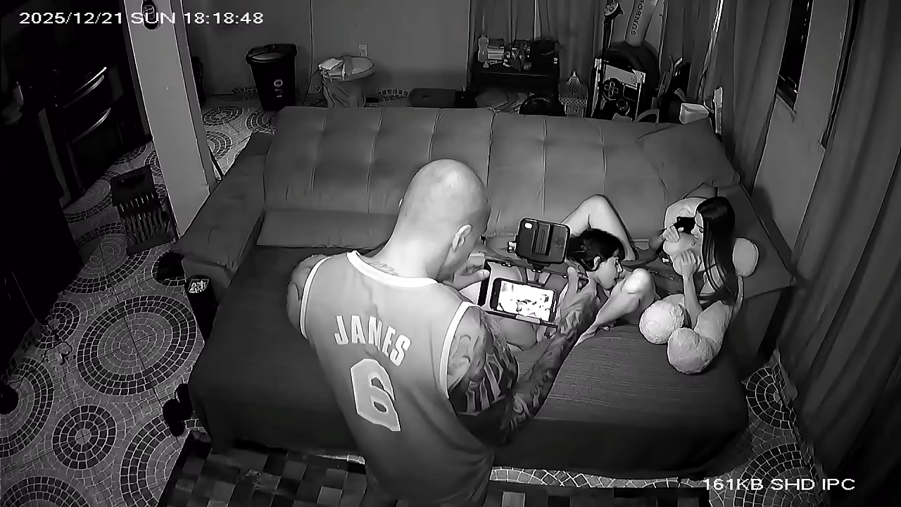 Marido filma esposa tendo rela&ccedil_&atilde_o sexual com mulher.