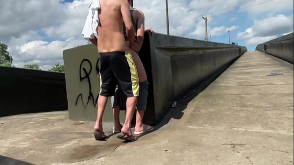 Download Video - ESTAVA FAZENDO UMA PUTARIA NA PASSARELA&comma; QUANDO PASSOU UM ESTRANHO E QUIS ME FUDER TBM&period; GANHEI LEITADA DUAS VEZES&period;