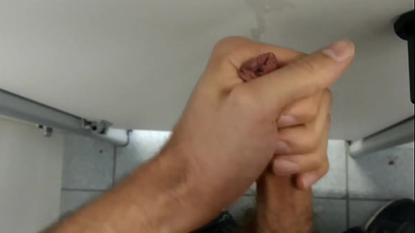 Download Video - Jorrando porra na porta do banheiro masculino da faculdade