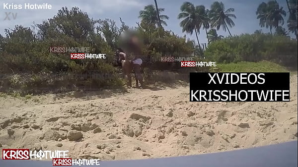 Hotwife Kriss - Corno Manso mi a su esposa cachonda Kriss Hotwife siendo cogida por el director bahiano en la concurrida playa pública, en riesgo de ser atpado.