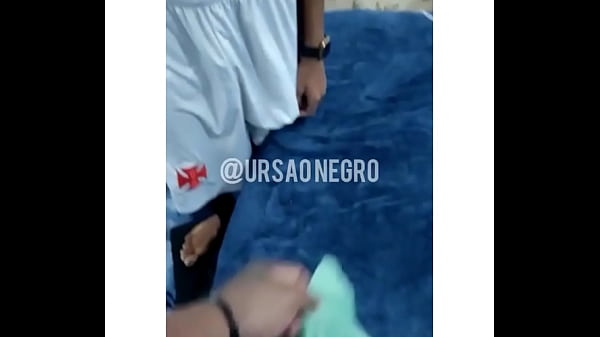 Download Video - Voltei de viagem da&iacute; trouxe um presente pros meus mavambos &comma; afinal sou bonzinho da&iacute; pedi pra eles fazer uma n&eacute; que eles vieram da&iacute; fiquei assistindo tudo de camarote - COMPLETO NO RED