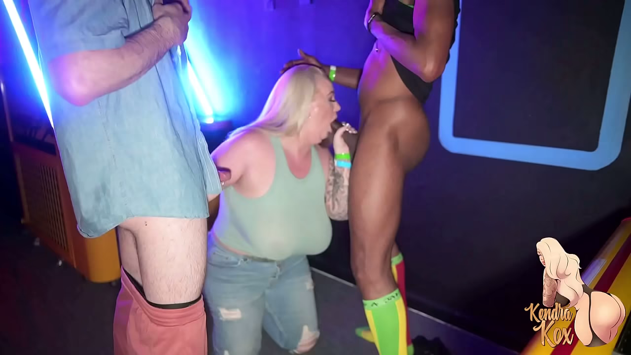 SLUTTY PAWG STEPMOM KENDRA KOX CAUGHT HER STEPS0N PLAYING GAMES INSTEAD OF HOME WORK WITH HIS FRIENDS! NOW THEY HAVE TO FUCK HER!
