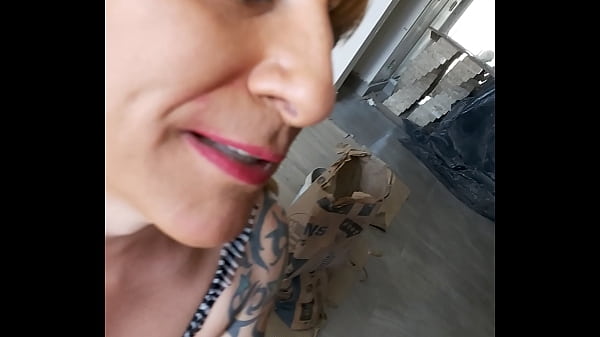 Download Video - Entrega do carro faz com que o rapaz banhe minha bunda de porra&excl;&excl;&excl; Pauzudo deliciosooo&excl;&excl;&excl;