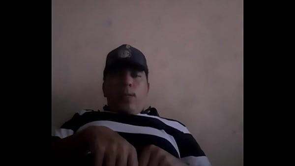 Sacando la verga de su boxer