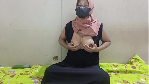 Hijab girl masturbates using cucumber