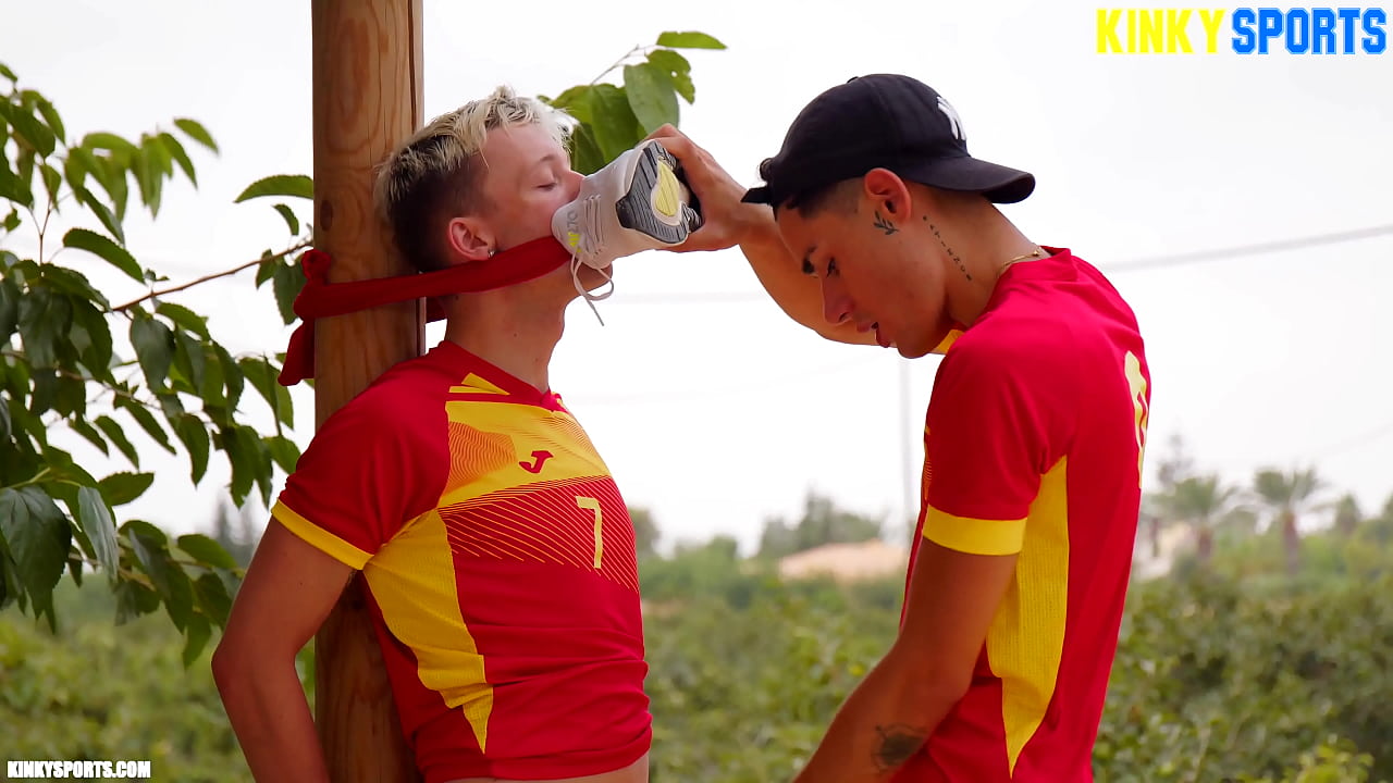 ¡Primera vez con mi pervertido compañero de fútbol!
                    blowjob tattoo gay twink maledom twinks bareback kinky kink soccer jock big dick gayporn match gay sex muchos negros
