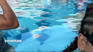 Engolindo Pau de Cabe&ccedil;a pra Baixo na Piscina: Gozamos gostoso na frente de todos e do corno