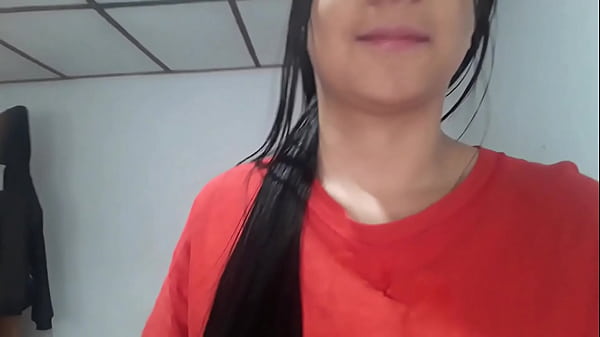 La se&ntilde;ora de la limpieza se deja follar por la princesa malcriada