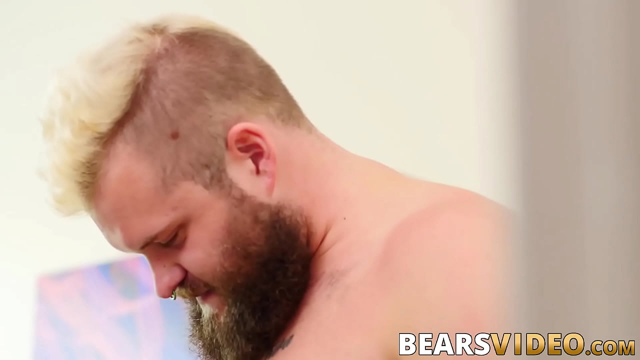A pelo y beso negro con los osos Lion Reed y Luis Vega
                    blowjob hairy masturbation bareback bear rimming big cock big dick bearded gay sex hardcore gay bearsvideos muchos negros