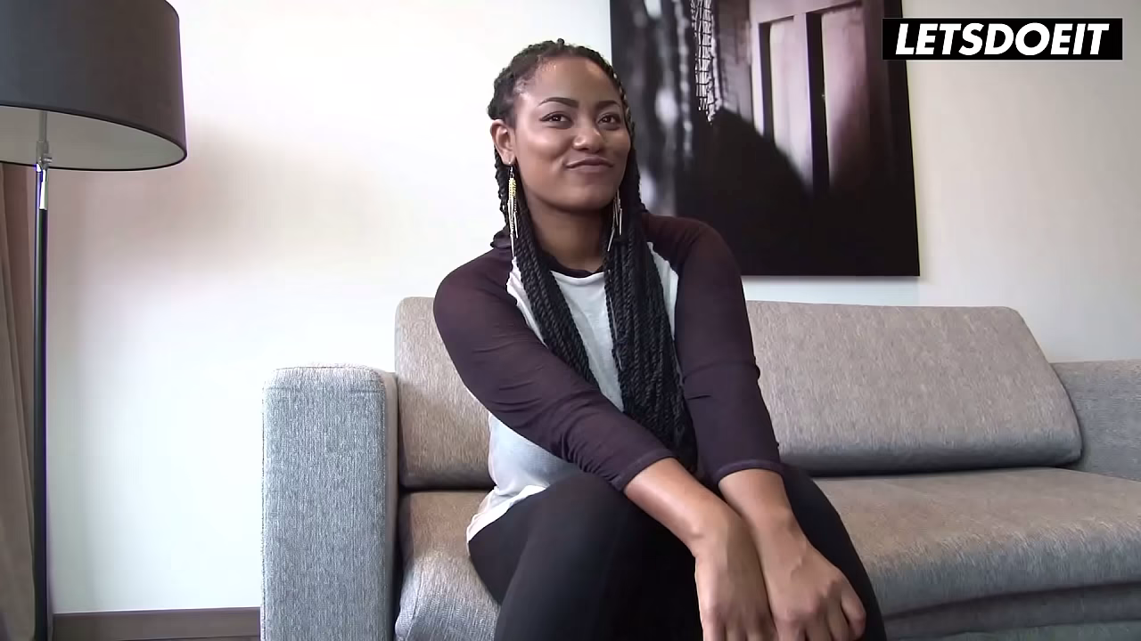 Una latina morena delgada y curvilínea le provoca en la calle, luego se va a casa para follar con él... No puede dejar de sonreírle al ver su polla.
                    latina outdoor interracial milf amateur curvy ebony braids reality couch flirting black latina street pickup slim curvy muchos negros