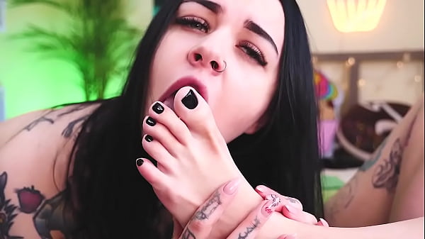 I licked super tasty feet and kitty