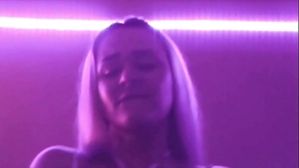 NOVINHA TATUADA SE MASTURBANDO ATÉ GOZAR