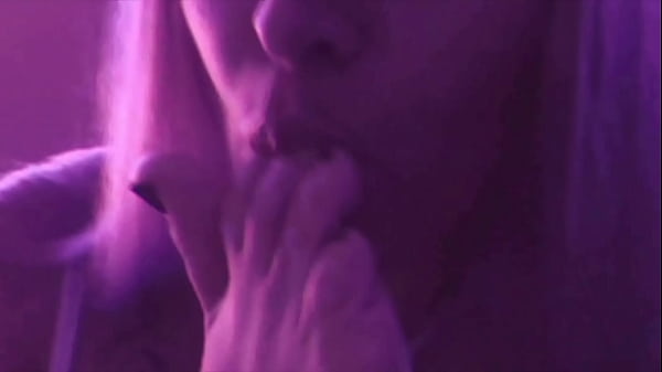 NOVINHA TATUADA SE MASTURBANDO ATÉ GOZAR