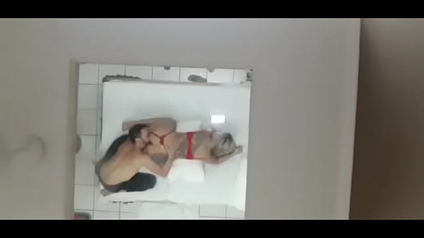 Amigo do meu namorado, me chupando enquanto ele saiu para buscar cervejas.