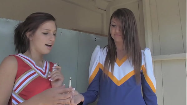 Smoking Cheerleaders !