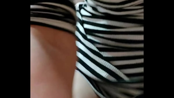 Je t'emmene avec moi au toilettes pour un gros pipi ...Avec Le plug dans ...
