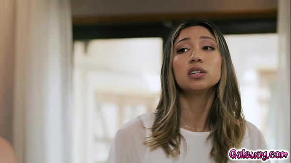 Download Video - The feet licking part in this lesbian threesome should win an award&excl; Anna Claire Clouds&comma; Kimora Quin&comma; and Kendra Sunderland are all stunning&excl;