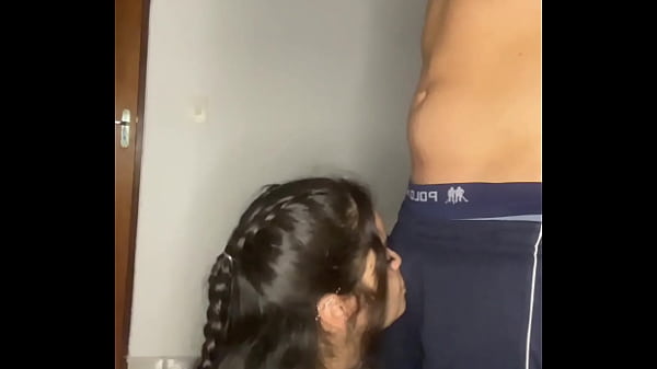 Download Video - Debora Mendes faz boquete intenso em Wellington Ribeiro&comma; cavalga no pau grande e finaliza de quatro - PT 1