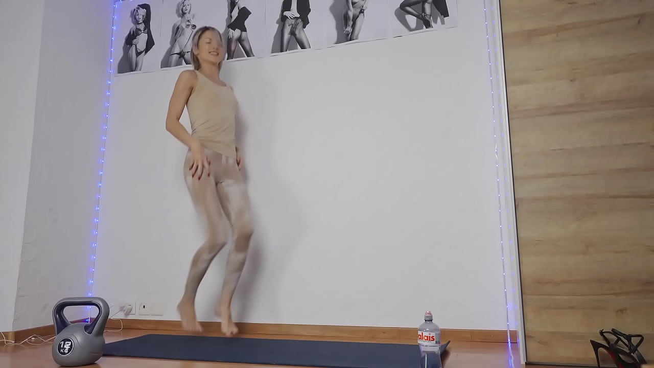Entrenamiento de flexión de la parte inferior del cuerpo con la señorita Daisy Diamond
                   blonde sexy pornstar thong training gym fitness yoga leggings perfect ass foot fetish white girl sexy clothes fit body real ass workout clothes muchos negros