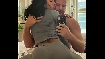 POV:タトゥーを入れたラテン系女性が鏡の前で後ろから撮影される