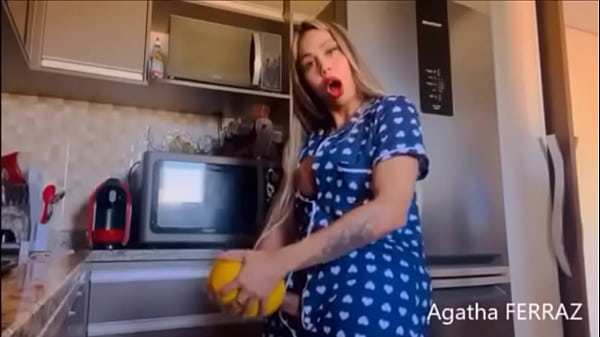 Download Video - AGATHA FERRAZ - PR&Eacute;VIA - ACORDEI E DEU UMA VONTADE LOUCA DE COMER UM MEL&Atilde;O - COMPLETO RED